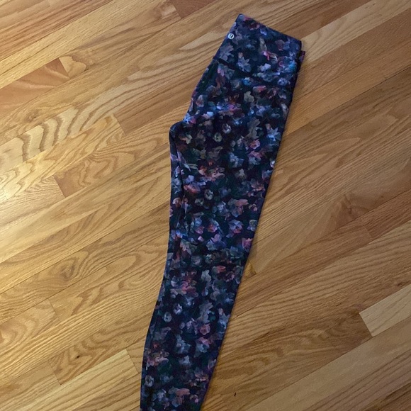 28” Lululemon Wunder Under Leggings - Picture 5 of 6
